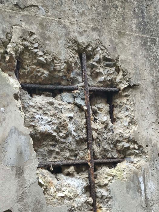 Les murs extérieurs de la Garenne partent en lambeaux